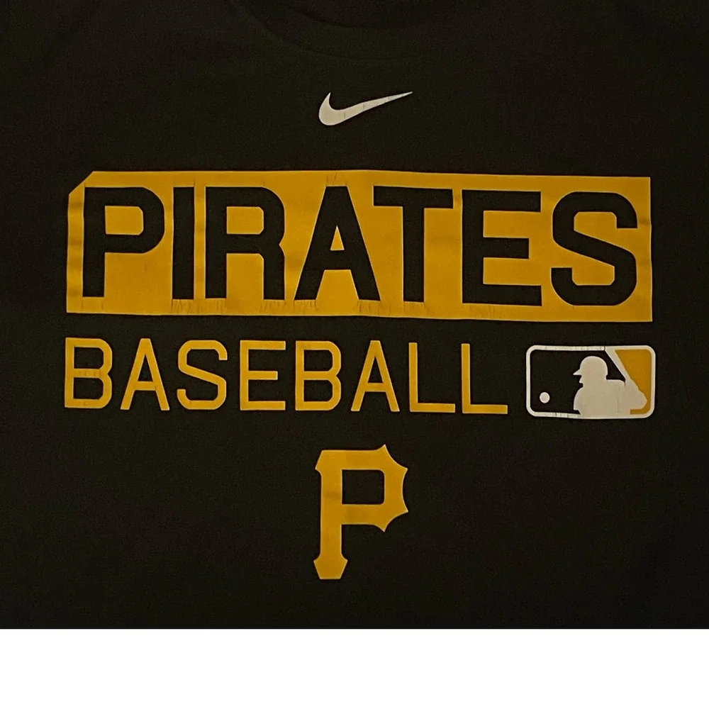 Nike Mens T-Shirt Authentic Apparel Pirates Graphic Dri Fit Size L Athletic Cut‎